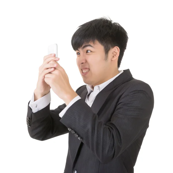 Злой бизнесмен пользуется мобильным телефоном — стоковое фото