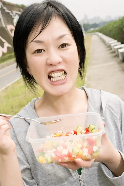 Kvinna äta sallad — Stockfoto