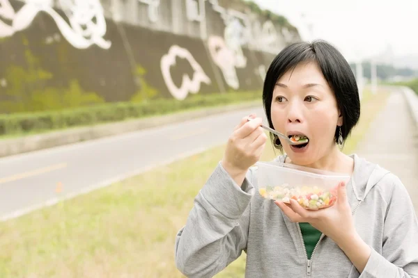 Kobieta jeść sałatki — Zdjęcie stockowe