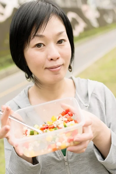 Vrouw eten Salade — Stockfoto