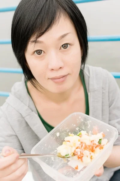 Vrouw eten Salade — Stockfoto