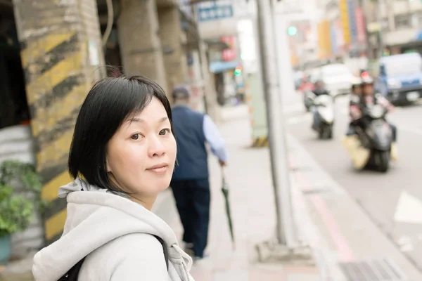 Mature asiatique femmes à la rue — Photo