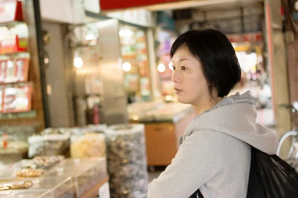 Зрілі азіатські жінки на вулиці — стокове фото