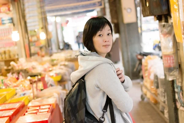 Reife asiatische Frauen bei Straße — Stockfoto