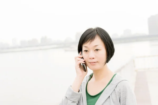 Woman talk on cellphone — Stock Photo, Image