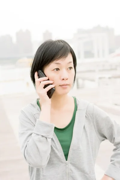 Женский разговор по мобильному телефону — стоковое фото