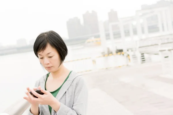 Žena hovor na mobil — Stock fotografie