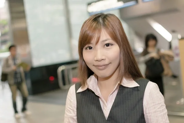 Jeune femme d'affaires debout dans le MRT — Photo