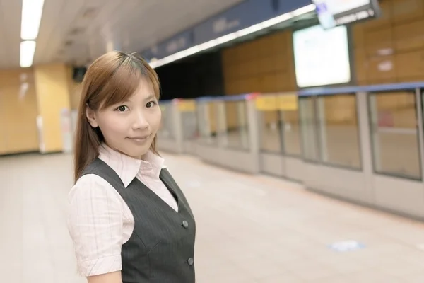 Joven mujer de negocios de pie en el MRT —  Fotos de Stock