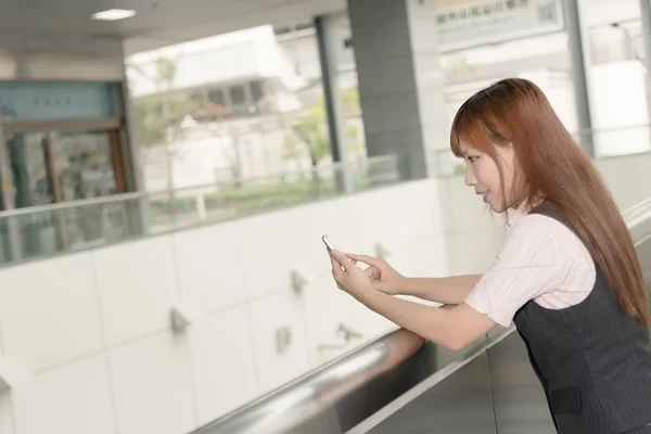 Ázsiai üzleti nő használja őt sejt telefon — Stock Fotó