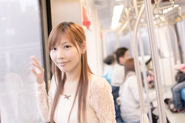 Beauté asiatique dans les voitures MRT — Photo