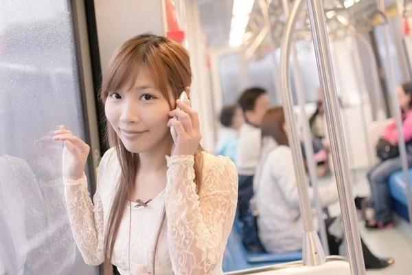 在地铁车厢中的亚洲美女 — 图库照片