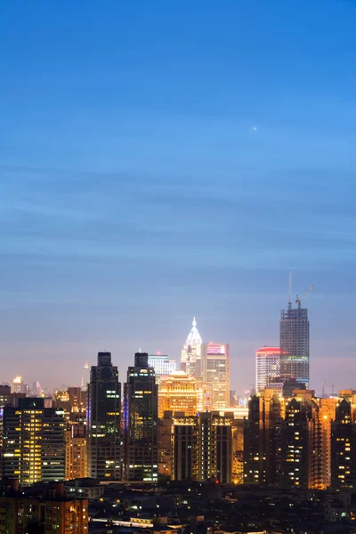 Cidade moderna noite — Fotografia de Stock