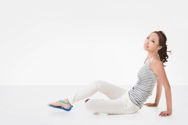 zemin üzerinde kadın sit