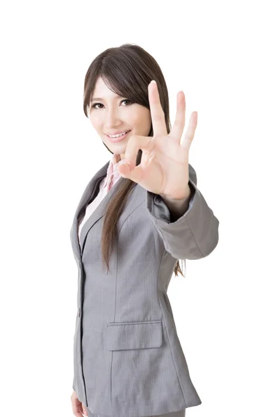 Junge Geschäftsfrau zeigt Ok-Zeichen — Stockfoto
