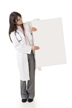 Asyalı doktor elinde bir beyaz tahta