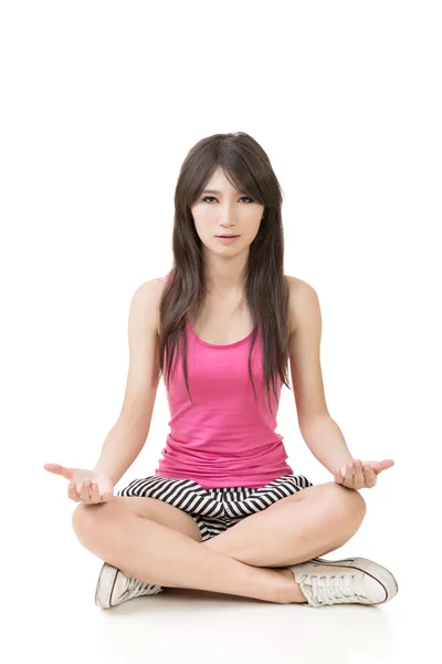 Porträt einer schönen asiatischen Frau in Yoga-Pose — Stockfoto