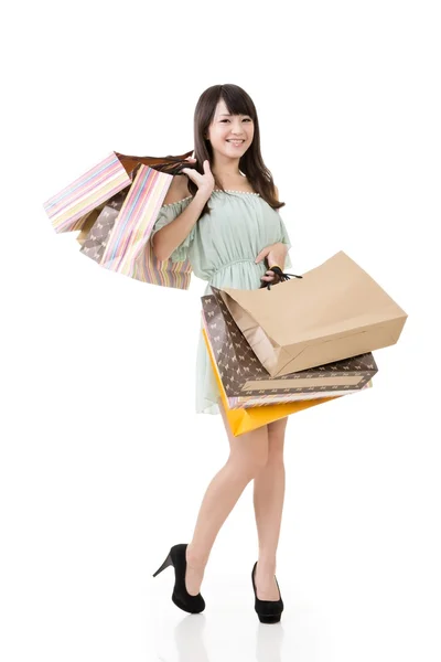 Attraktive asiatische Frau mit Einkaufstüten. — Stockfoto