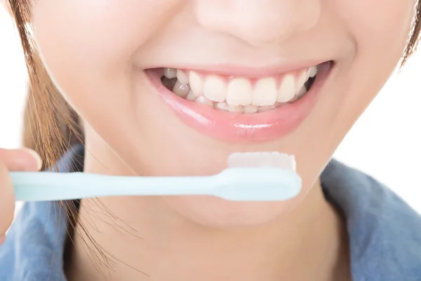 Primer plano de la mujer cepillándose los dientes . —  Fotos de Stock