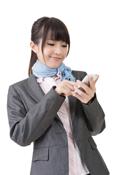 Asian business woman typing on mobile phone — Stock Photo, Image