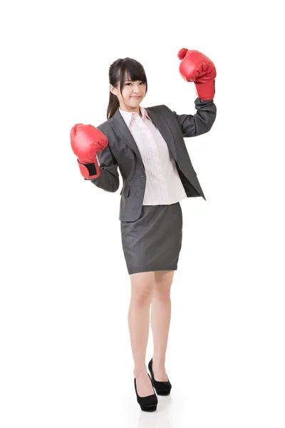 Asiática mulher de negócios com luvas de boxe . — Fotografia de Stock