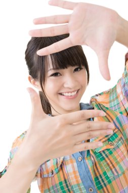 Asyalı kadın el ile yapılan fotoğraf işareti.