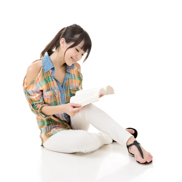 Ung asiatisk kvinna läser en bok. — Stockfoto