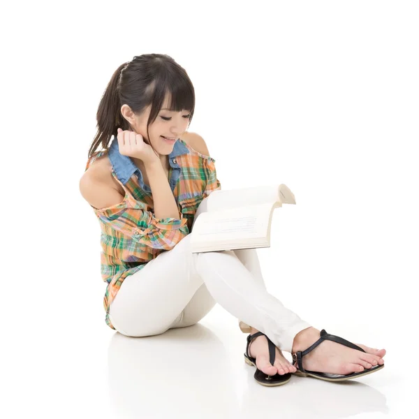 Young asian woman reading a book. — Stock Photo, Image