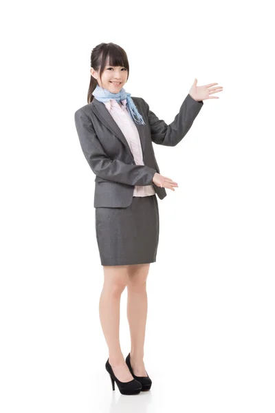Attraktive Geschäftsfrau zeigt oder stellt sich vor. — Stockfoto