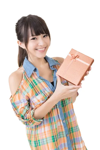 Sonriente asiático mujer con un regalo —  Fotos de Stock