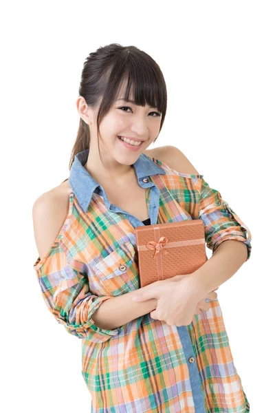 Leende asiatisk kvinna med en gåva — Stockfoto