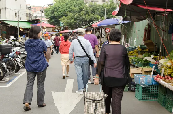 グループ高齢者の伝統的な市場に向かって歩く — ストック写真