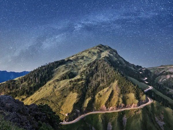 Berg onder sterren — Stockfoto