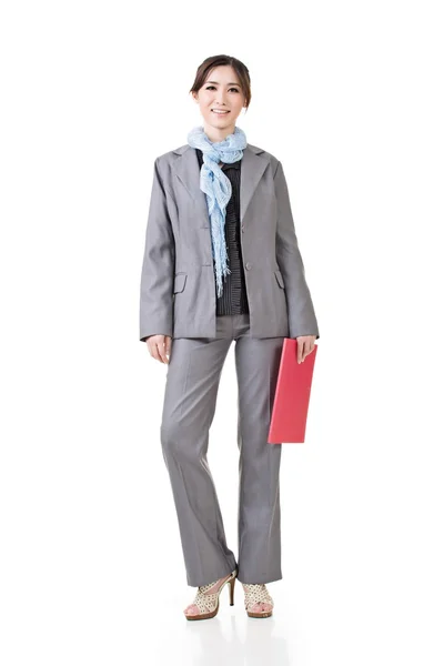 Junge asiatische Geschäftsfrau mit rotem Klemmbrett — Stockfoto