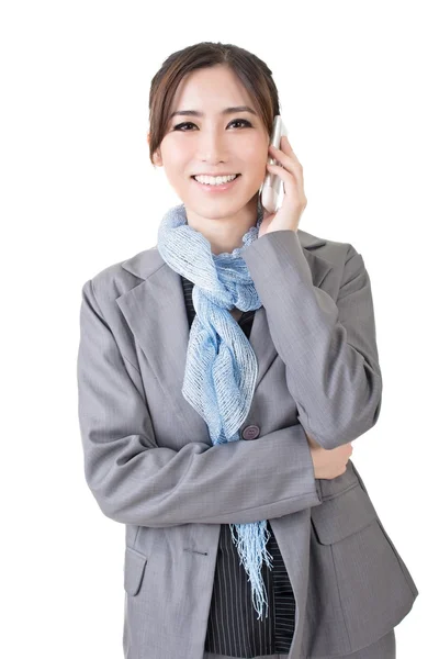 Молода азіатська бізнес-леді розмовляє по мобільному телефону — стокове фото