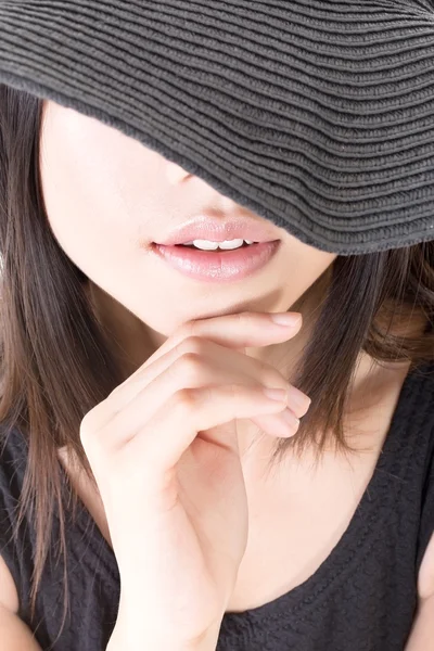 Bela ásia jovem mulher com chapéu — Fotografia de Stock