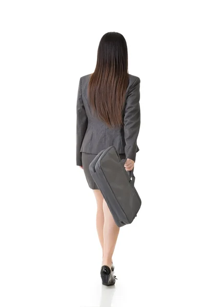 Азиатская бизнесвумен ходит с сумочкой — стоковое фото