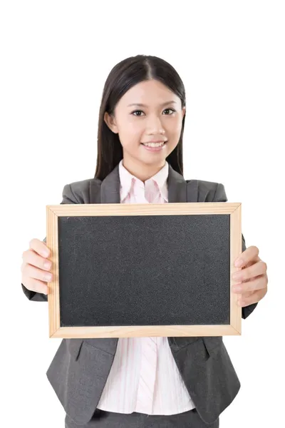 Asiática mulher de negócios segurando blackboard em branco — Fotografia de Stock