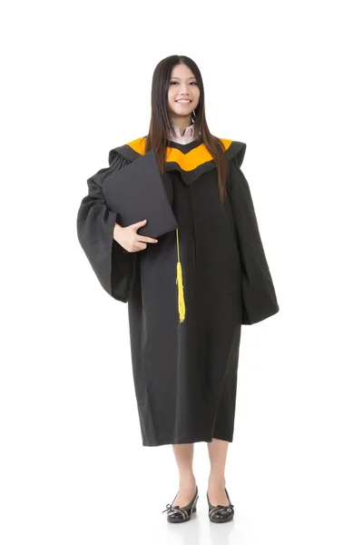 Hermosa sonriente joven graduación mujer de pie . — Foto de Stock