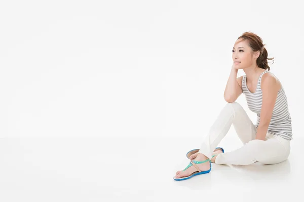 Atractivo asiático mujer sentarse en el suelo —  Fotos de Stock