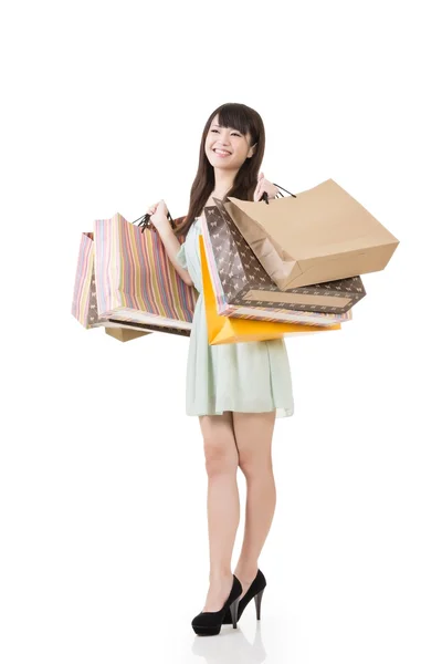 Vonzó ázsiai nő holding bevásárló táskák. — Stock Fotó