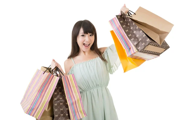 Atractiva mujer asiática sosteniendo bolsas de compras — Foto de Stock