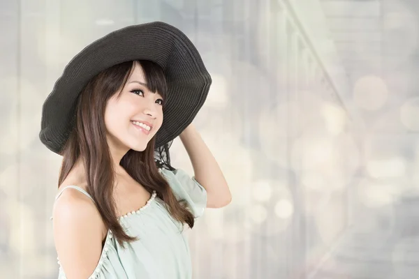 Elegante donna asiatica con cappello — Foto Stock