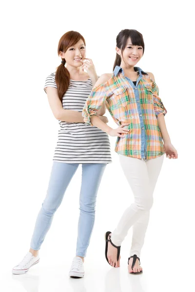 Unga leende asiatiska kvinnor — Stockfoto