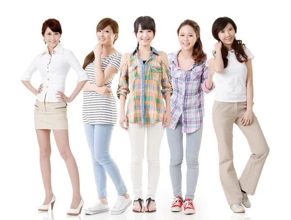 Jovens mulheres asiáticas posando para a câmera — Fotografia de Stock