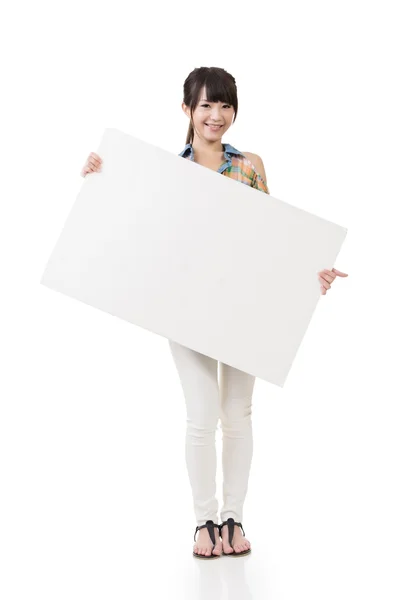 Привлекательная молодая азиатка держит пустую доску Лицензионные Стоковые Изображения