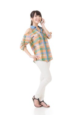 cep telefonuyla konuşurken çok Asyalı kadın