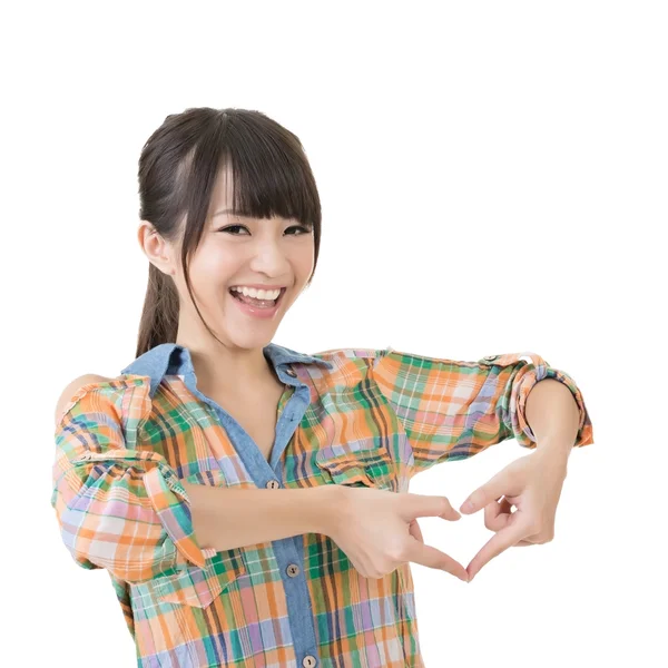 Sorrindo asiático mulher fazer forma de coração — Fotografia de Stock