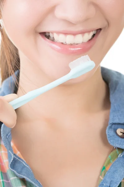 Primer plano de mujer asiática cepillándose los dientes . — Foto de Stock