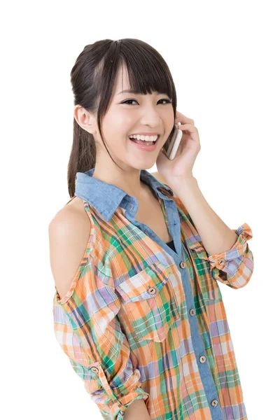 Pretty asian woman talking on cell phone — Stock Photo, Image